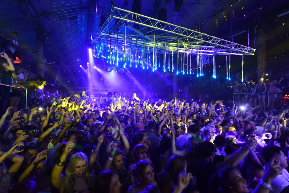 Echte Tanzfläche im Amnesia auf Ibiza